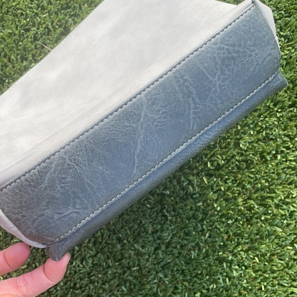 B.O.C. Born Concepts Womens Foakley Gray Faux Suede Crossbody Handbag NWOT - Picture 9 of 10